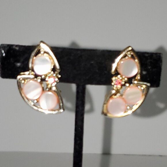 Tara Clip On Earrings Pink Shell Rhinestone Gold Tone Vintage Costume Jewelry - Picture 1 of 12